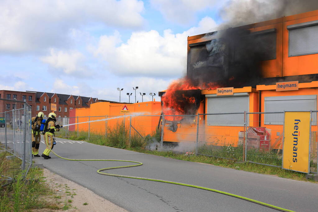 Enorme brand in gestapelde bouwketens