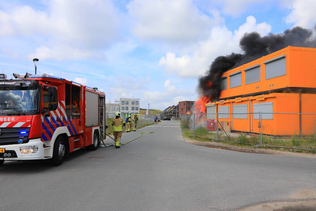 Enorme brand in gestapelde bouwketens