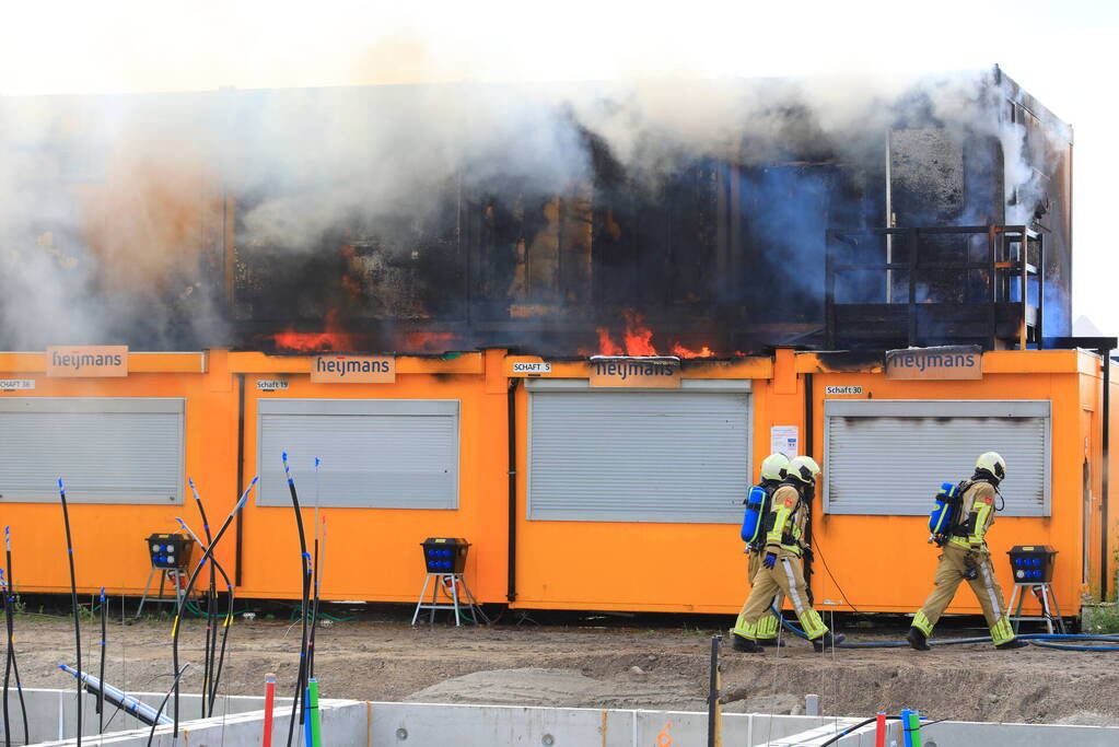 Enorme brand in gestapelde bouwketens