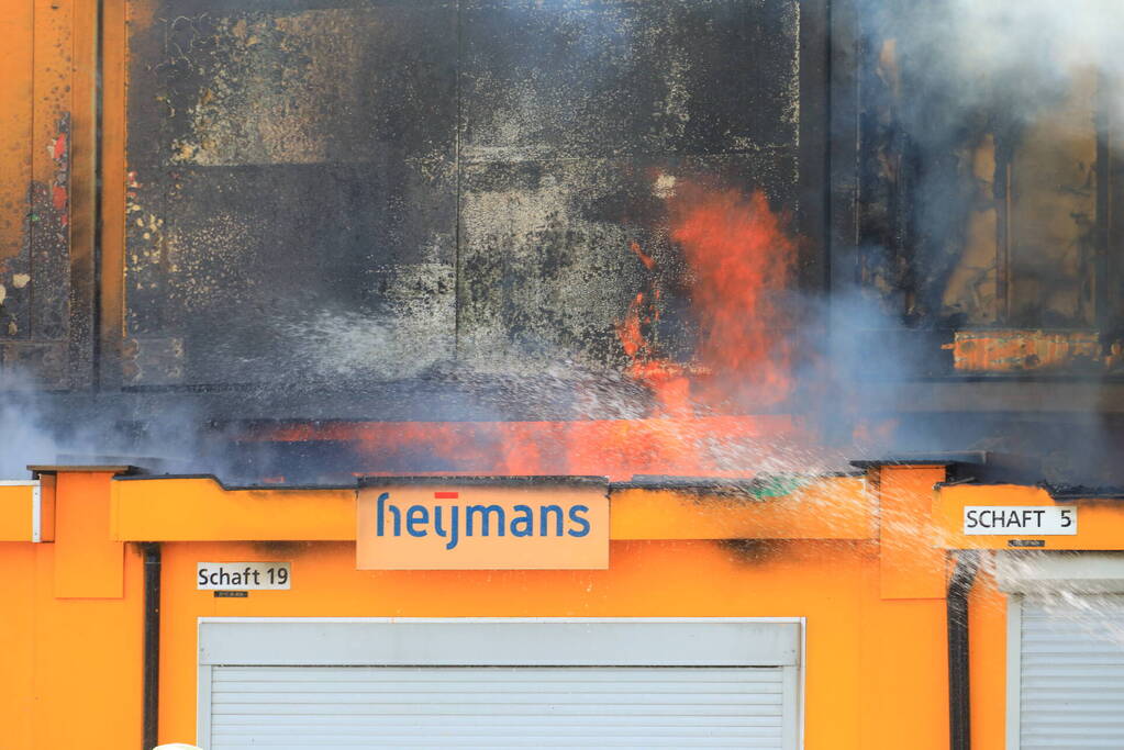 Enorme brand in gestapelde bouwketens