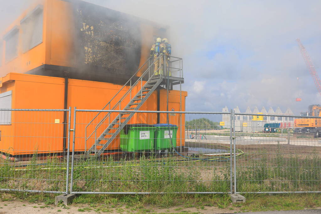 Enorme brand in gestapelde bouwketens