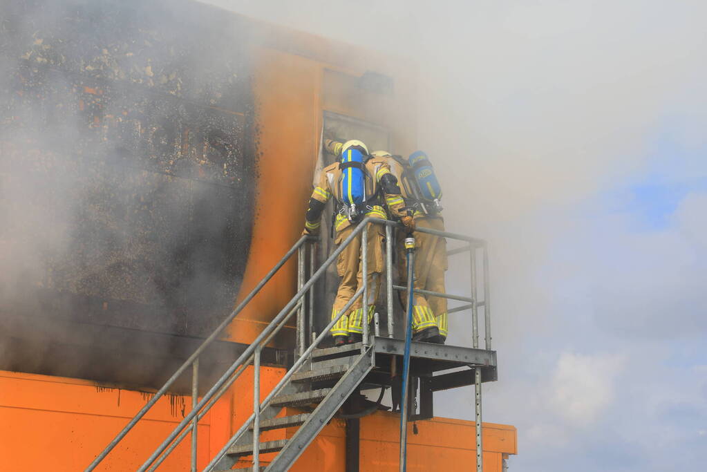 Enorme brand in gestapelde bouwketens