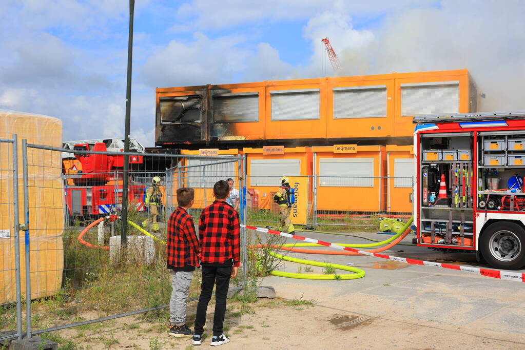 Enorme brand in gestapelde bouwketens