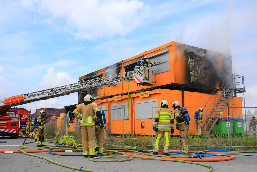Enorme brand in gestapelde bouwketens