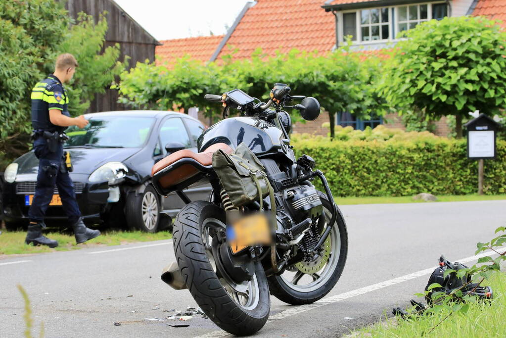 Automobilist en motorrijder botsen op polderweg