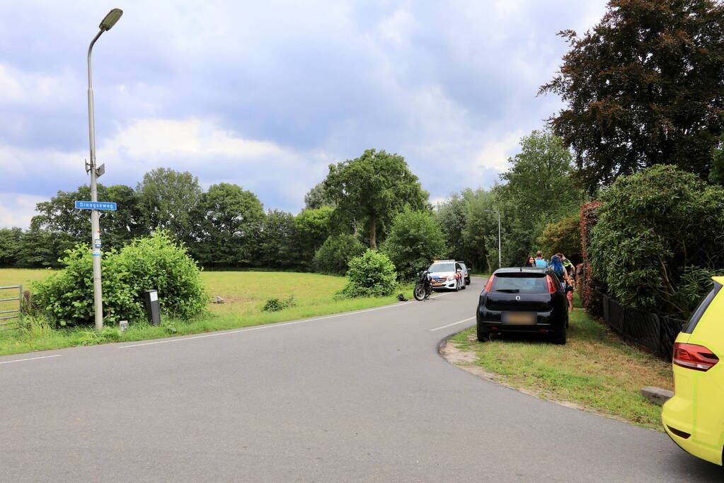 Automobilist en motorrijder botsen op polderweg