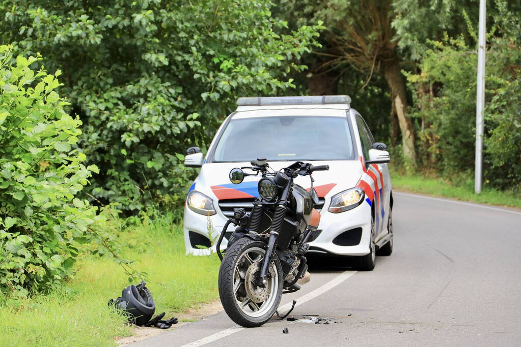 Automobilist en motorrijder botsen op polderweg