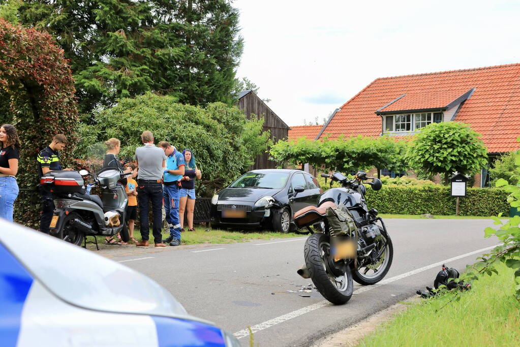 Automobilist en motorrijder botsen op polderweg