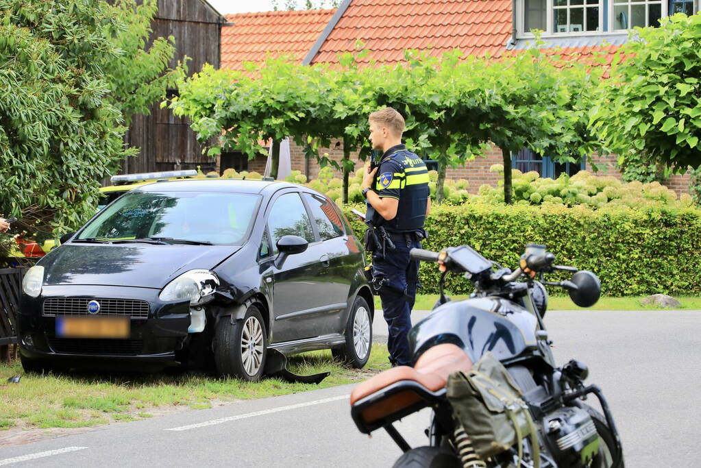 Automobilist en motorrijder botsen op polderweg