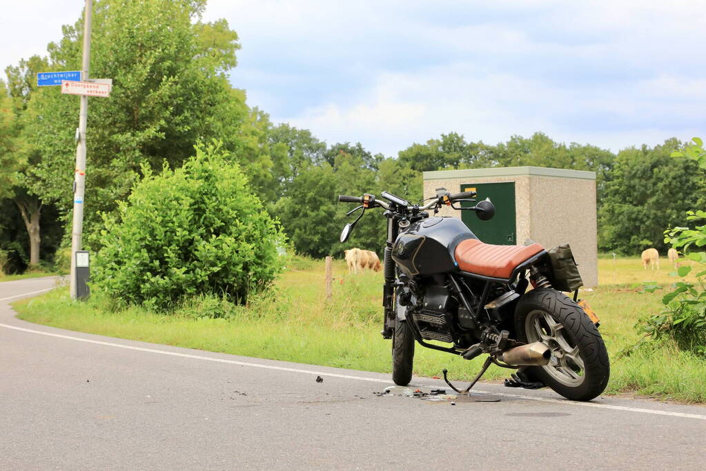 Automobilist en motorrijder botsen op polderweg