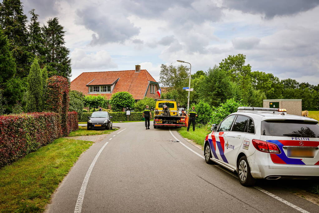 Automobilist en motorrijder botsen op polderweg