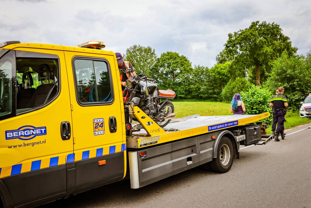 Automobilist en motorrijder botsen op polderweg
