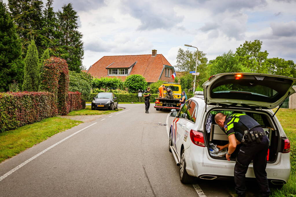 Automobilist en motorrijder botsen op polderweg