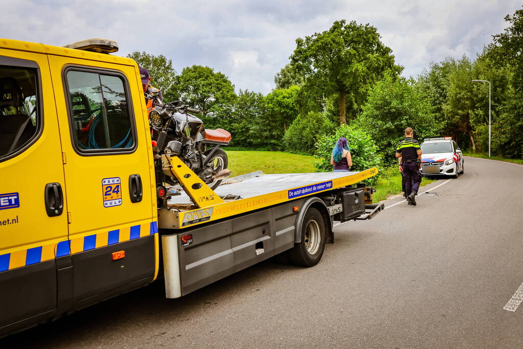 Automobilist en motorrijder botsen op polderweg