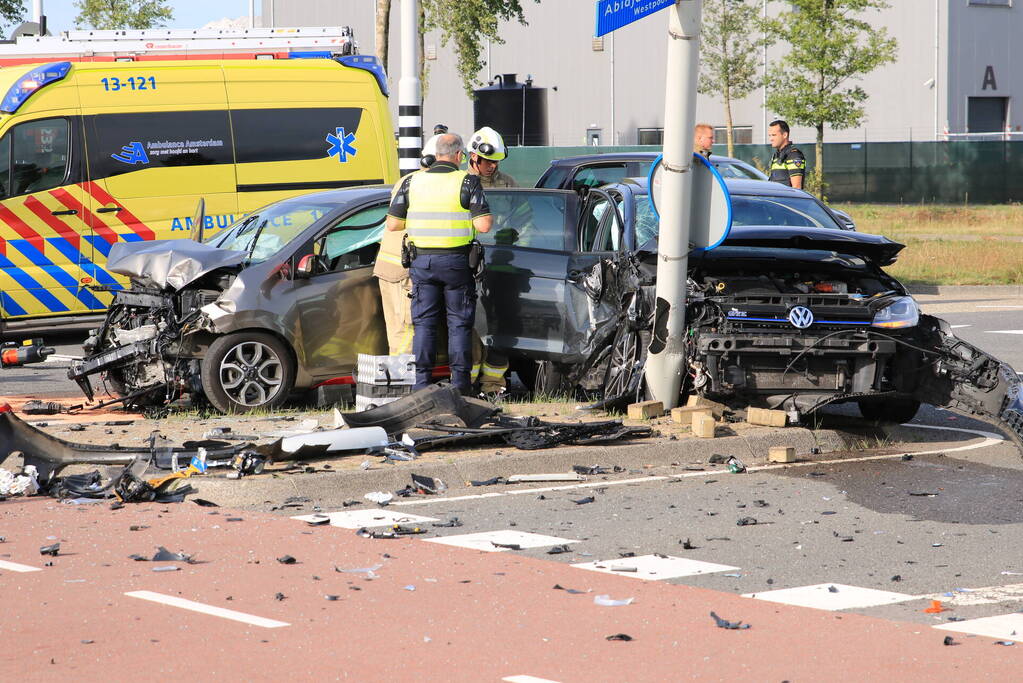 Twee gewonden bij botsing op kruispunt