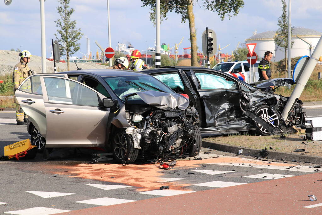 Twee gewonden bij botsing op kruispunt