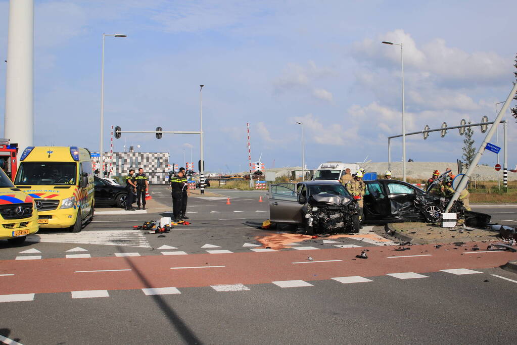 Twee gewonden bij botsing op kruispunt