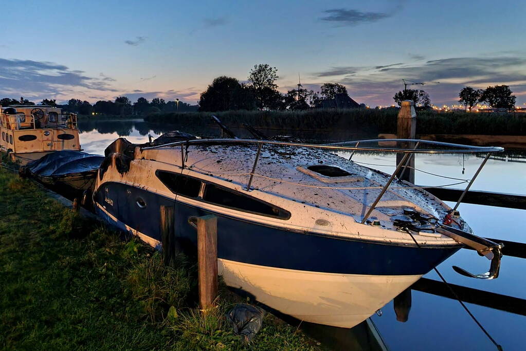Plezierboot onder Kerkebrug volledig verwoest vanwege brand