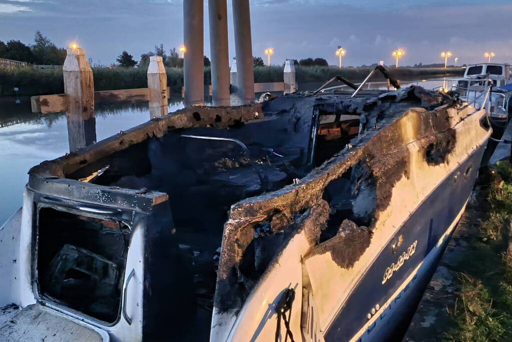 Plezierboot onder Kerkebrug volledig verwoest vanwege brand