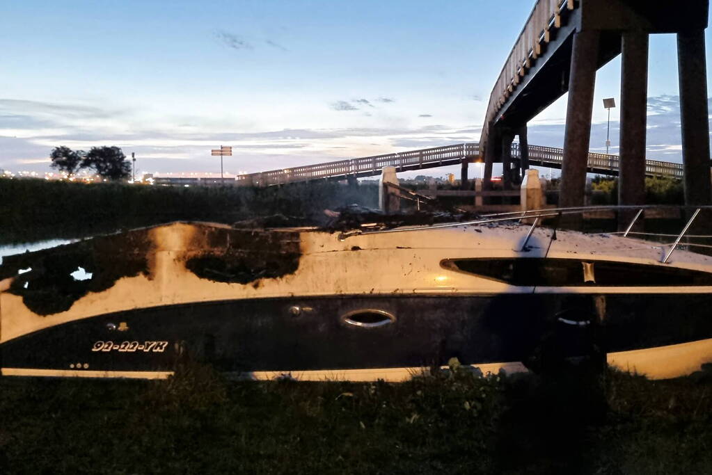 Plezierboot onder Kerkebrug volledig verwoest vanwege brand