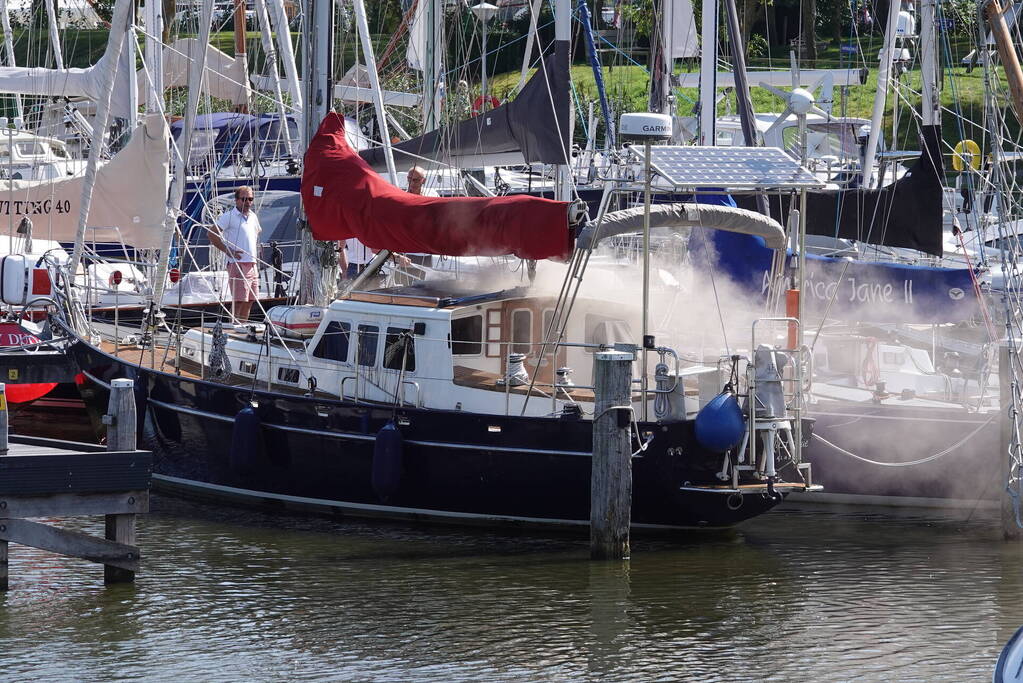 Brand op zeilboot in jachthaven Buyshaven