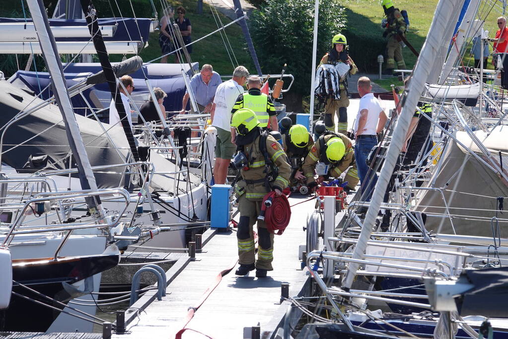 Brand op zeilboot in jachthaven Buyshaven