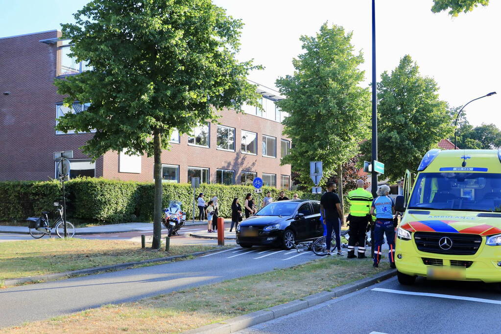 Overstekende fietsster ernstig gewond bij aanrijding