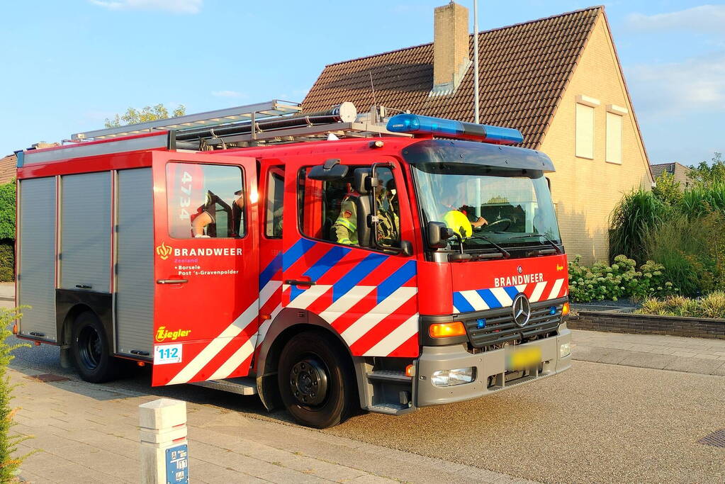 Aanhangwagen met glas valt op straat