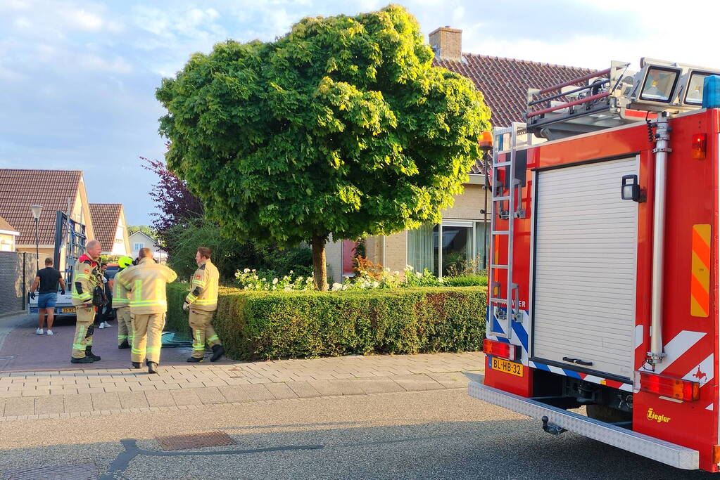 Aanhangwagen met glas valt op straat