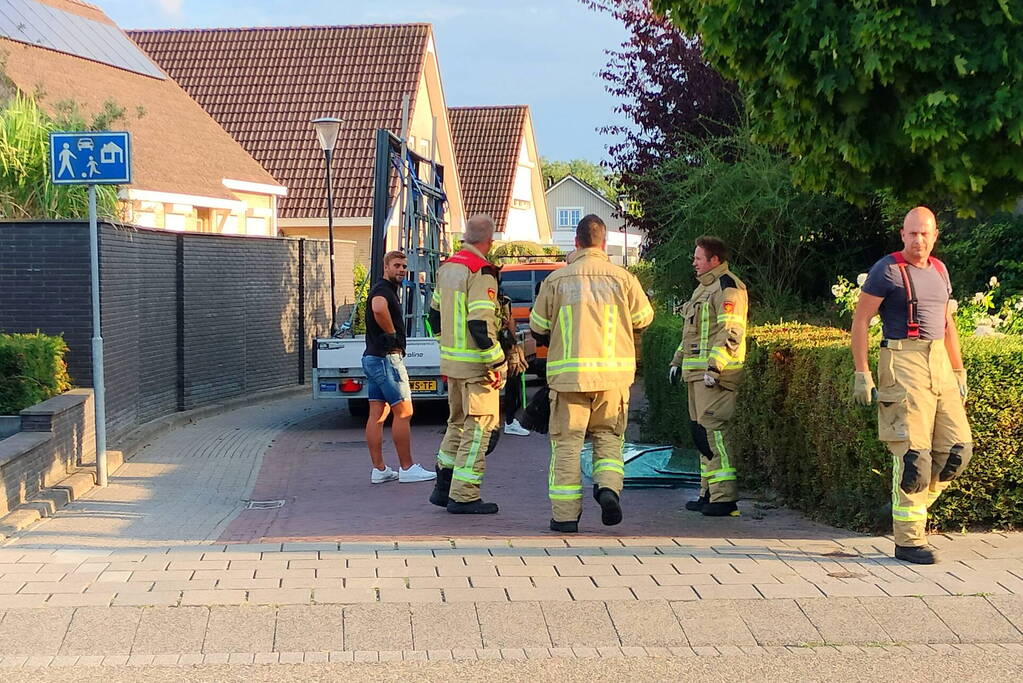 Aanhangwagen met glas valt op straat