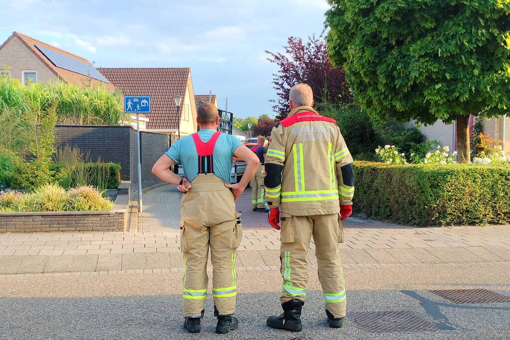Aanhangwagen met glas valt op straat