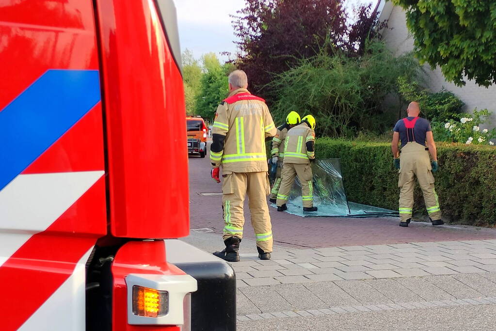 Aanhangwagen met glas valt op straat