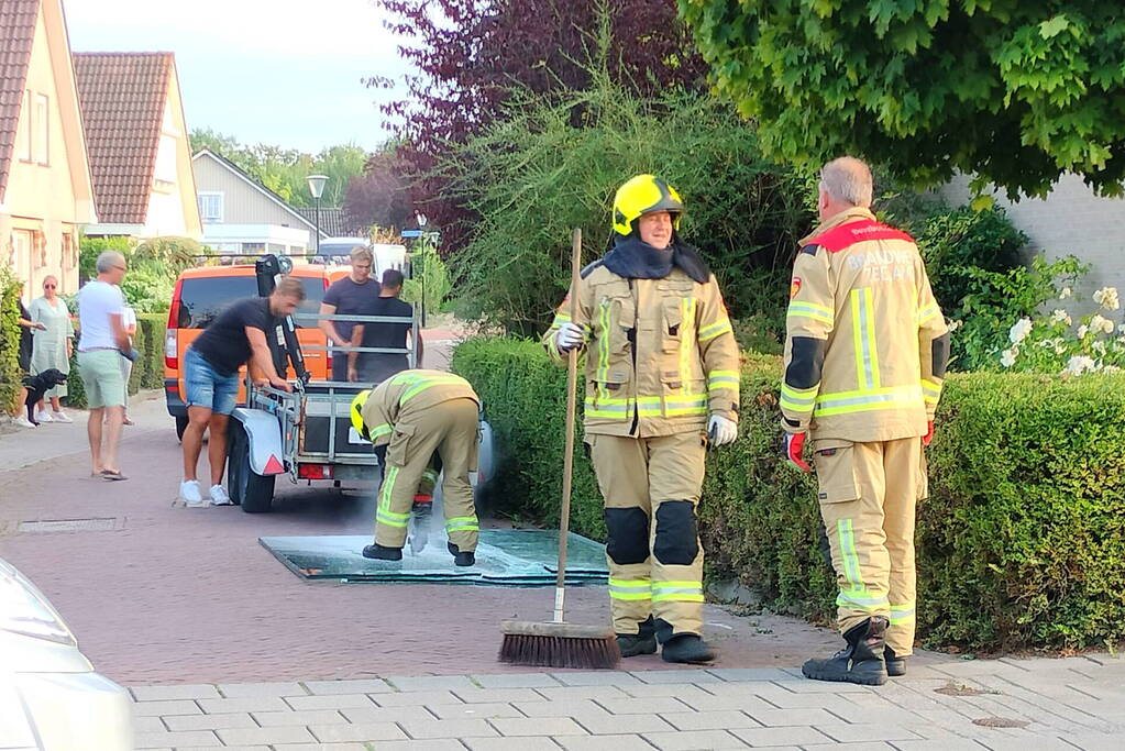 Aanhangwagen met glas valt op straat