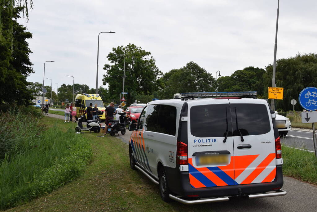 Scooterrijders botsen op fietspad