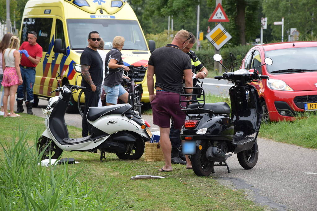 Scooterrijders botsen op fietspad