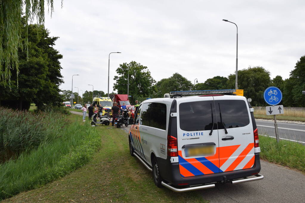 Scooterrijders botsen op fietspad