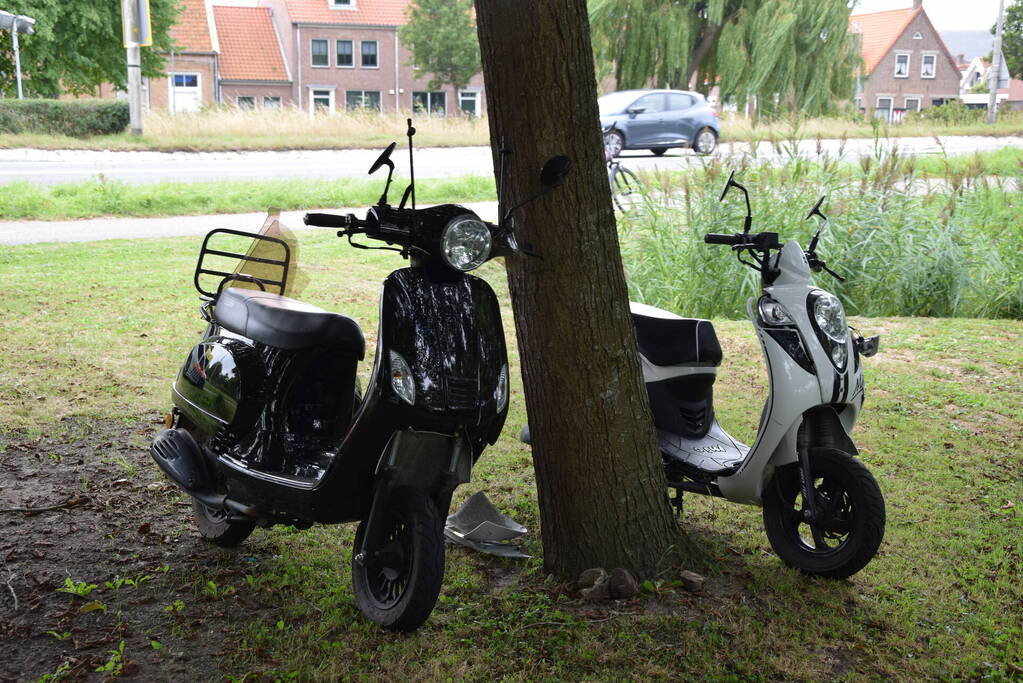 Scooterrijders botsen op fietspad