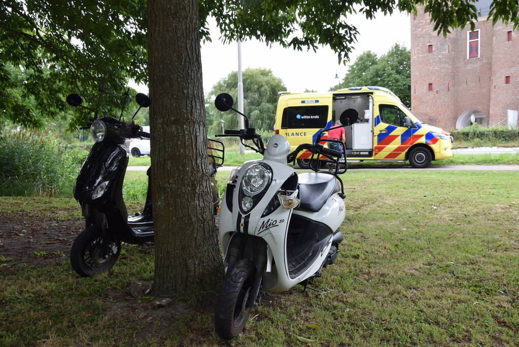 Scooterrijders botsen op fietspad