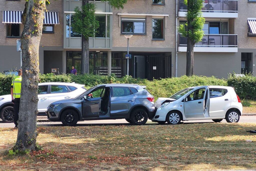 Twee personenwagens betrokken bij kop-staart botsing