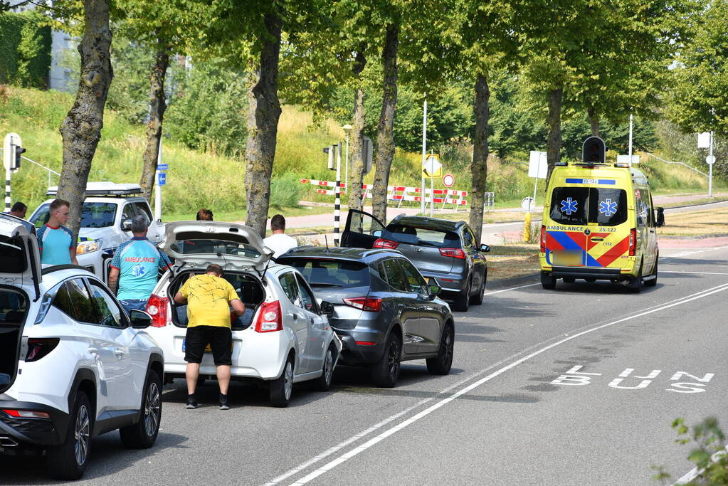 Twee personenwagens betrokken bij kop-staart botsing