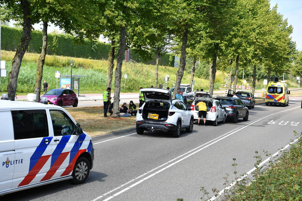 Twee personenwagens betrokken bij kop-staart botsing