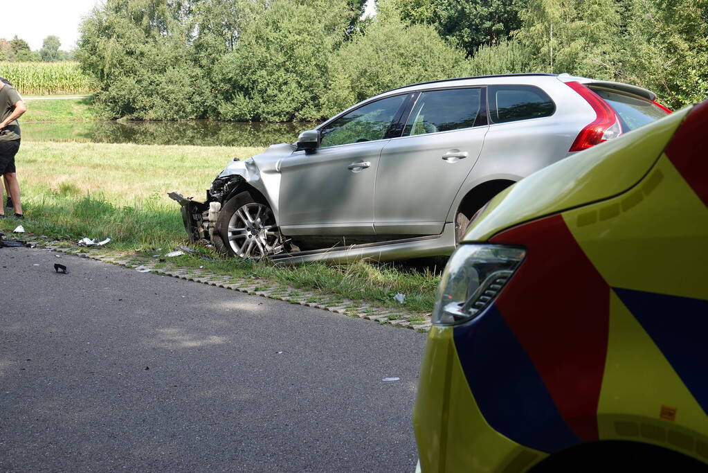 Auto rijdt in op geparkeerde auto
