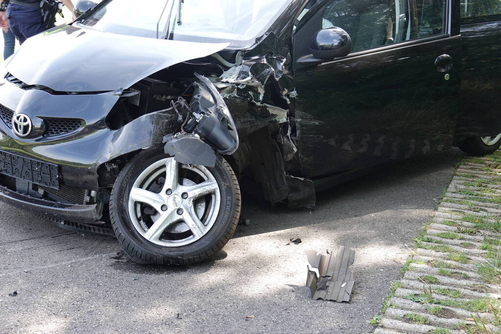 Auto rijdt in op geparkeerde auto
