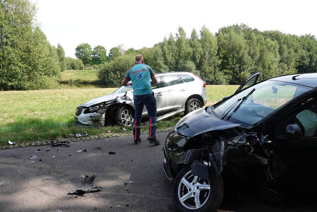 Auto rijdt in op geparkeerde auto