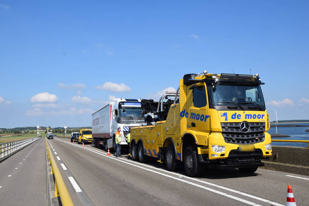 Vrachtwagen schampt wand Zeelandbrug na klapband