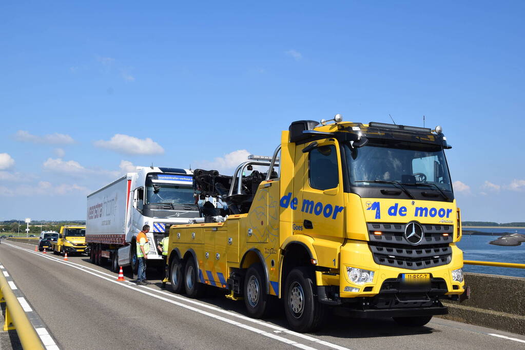 Vrachtwagen schampt wand Zeelandbrug na klapband