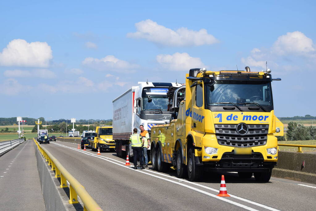 Vrachtwagen schampt wand Zeelandbrug na klapband