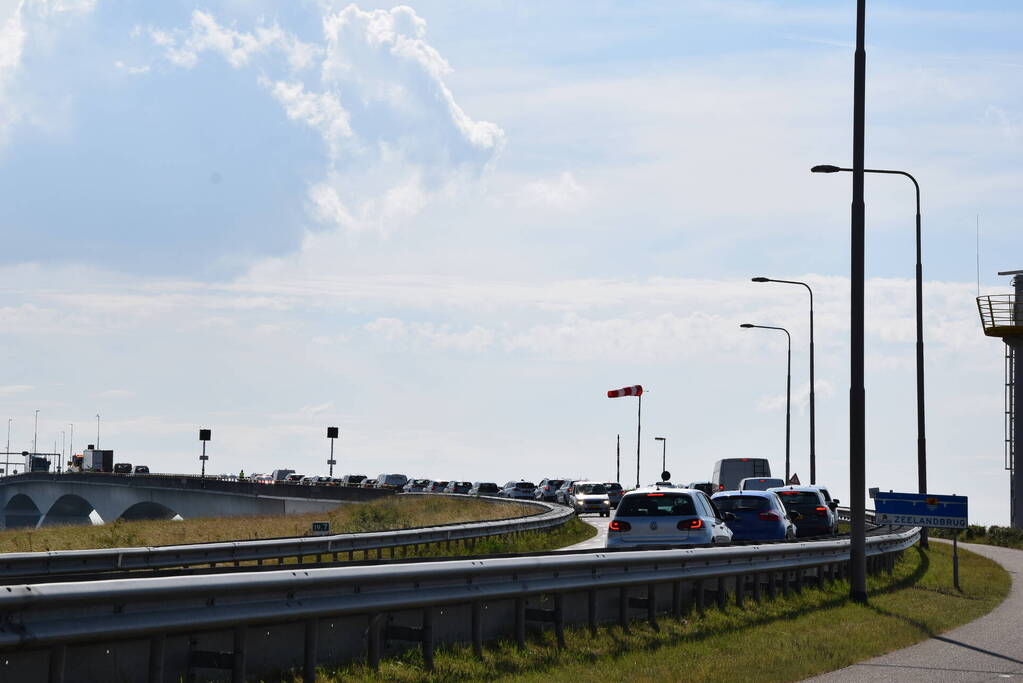Vrachtwagen schampt wand Zeelandbrug na klapband