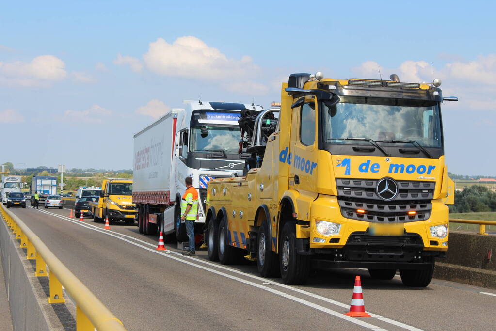 Vrachtwagen schampt wand Zeelandbrug na klapband