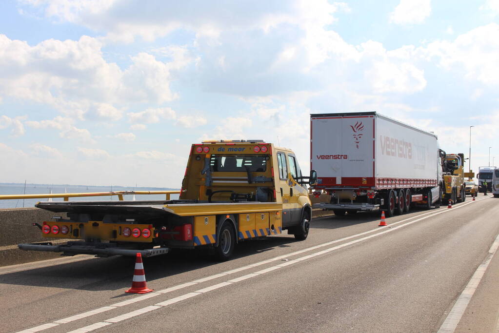 Vrachtwagen schampt wand Zeelandbrug na klapband